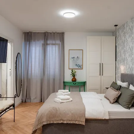 Гостевой дом Verena's Place Old Town 4*